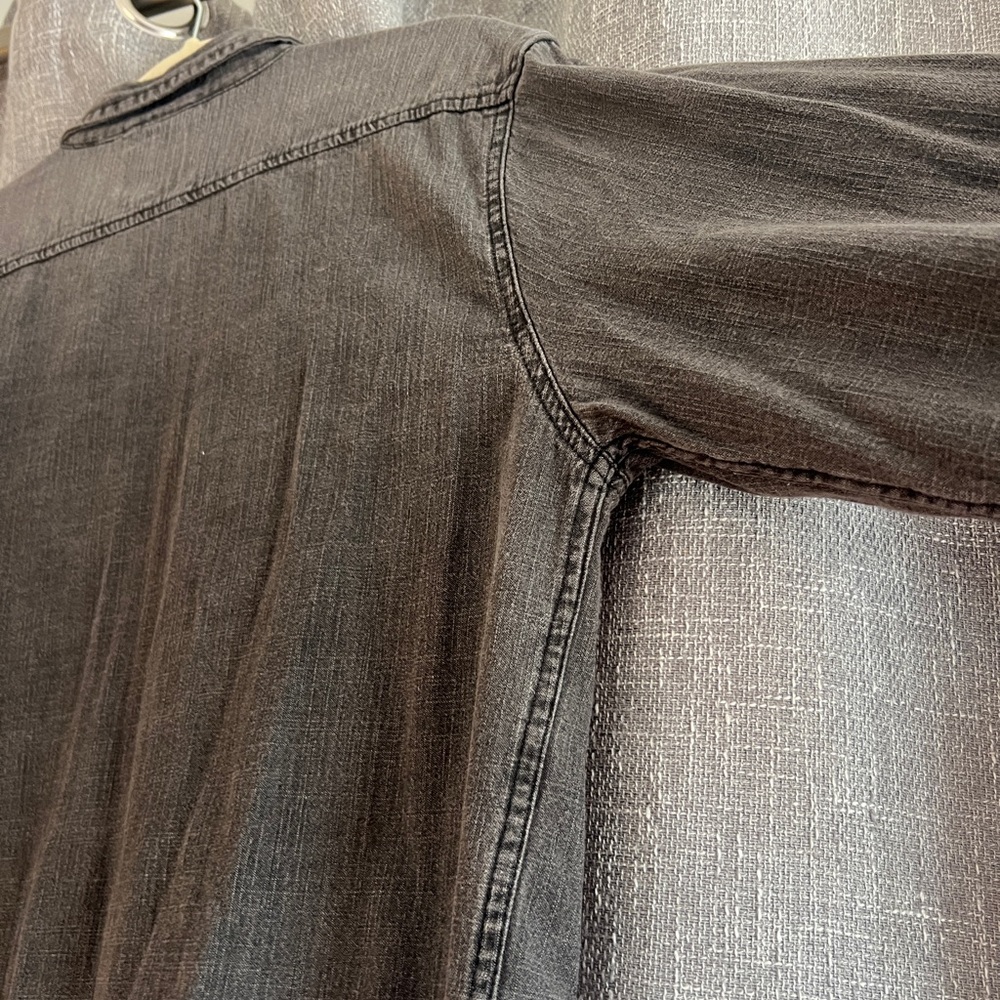 Levi’s Men’s black/gray denim button down shirt with branded buttons - Large - Picture 10 of 14